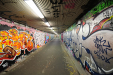 904582 Gezicht in de fietstunnel onder het Westplein te Utrecht, met op de tunnelwanden graffiti.